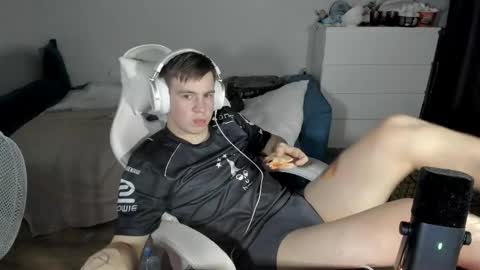 Snapshot of ray_hill chatting on 10/16/25, 10:33 Ray online show from 10/16/25, 10:33