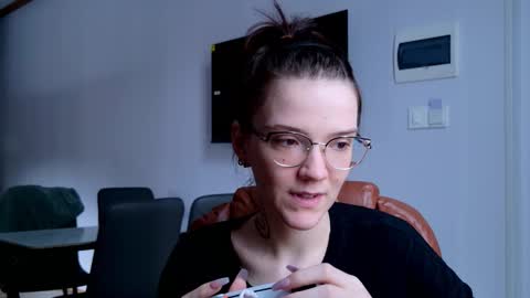 Snapshot of ray_lol chatting on 12/14/25, 01:22 Ray-Ray online show from 12/14/25, 01:22