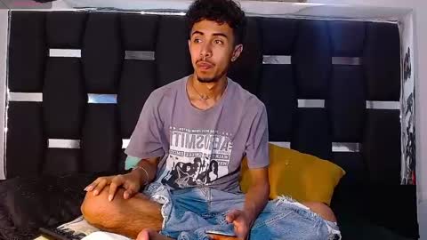 Snapshot of raydevil_ chatting on 12/09/24, 08:33 Rayn online show from 12/09/24, 08:33