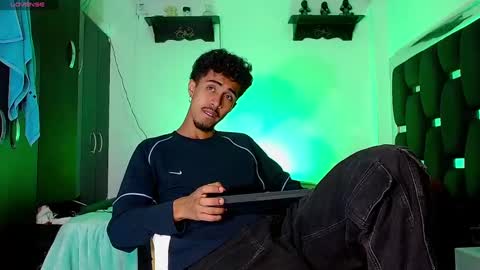 Snapshot of raydevil_ chatting on 12/21/24, 05:36 Rayn online show from 12/21/24, 05:36