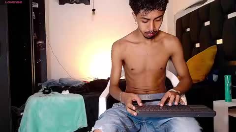 Snapshot of raydevil_ chatting on 12/21/24, 09:36 Rayn online show from 12/21/24, 09:36