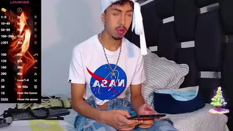 Snapshot of raydevil_ chatting on 01/04/25, 04:33 Rayn online show from 01/04/25, 04:33