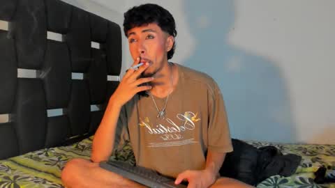 Snapshot of raydevil_ chatting on 10/02/25, 01:45 Rayn online show from 10/02/25, 01:45