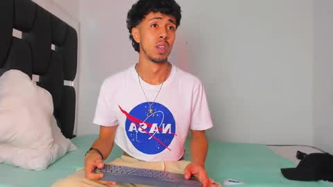 Snapshot of raydevil_ chatting on 10/21/25, 08:48 Rayn online show from 10/21/25, 08:48