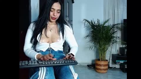 Snapshot of raysweet1 chatting on 12/13/24, 02:10 RAY online show from 12/13/24, 02:10