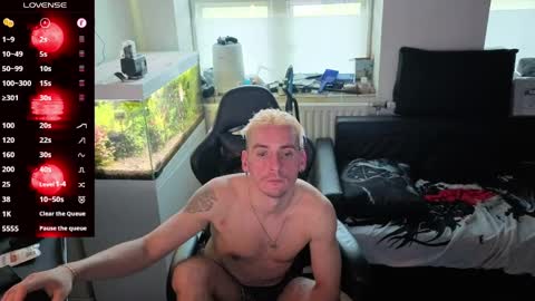 Snapshot of rayzel_white chatting on 04/25/26, 06:38 Rayzel White online show from 04/25/26, 06:38