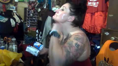 Snapshot of reallyredrum69th chatting on 10/19/25, 06:25 reallyredrum69th online show from 10/19/25, 06:25