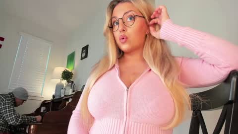 Snapshot of realtoxxxmaria chatting on 12/21/25, 09:11 Maria Realto online show from 12/21/25, 09:11