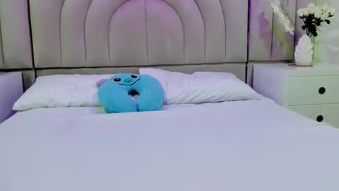 Rebeca online show from 12/17/25, 11:27