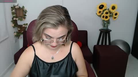 Snapshot of rebeca_milf chatting on 05/01/26, 01:59 REBECA online show from 05/01/26, 01:59