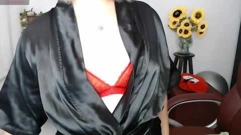 Snapshot of rebeca_milf chatting on 05/02/26, 02:00 REBECA online show from 05/02/26, 02:00
