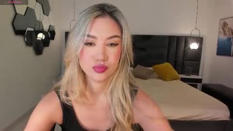 Snapshot of rebeccahudson_ chatting on 06/17/26, 07:04 Rebe online show from 06/17/26, 07:04