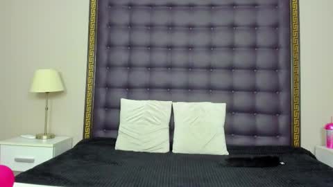 Snapshot of rebeccavibes chatting on 11/17/25, 08:25 rebeccavibes online show from 11/17/25, 08:25