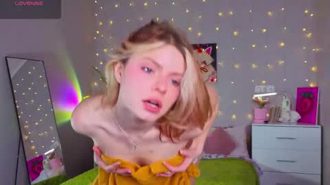 Snapshot of red__candy chatting on 04/24/26, 01:24 red__candy online show from 04/24/26, 01:24