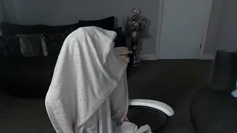 Red -  online show from 02/12/25, 10:59