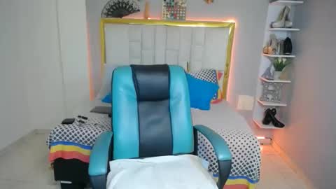 Snapshot of red_moon_2 chatting on 04/17/26, 12:13 Lunaaaaa online show from 04/17/26, 12:13