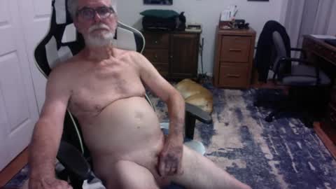 Snapshot of redbud3075 chatting on 07/11/26, 04:15 Daddy G online show from 07/11/26, 04:15