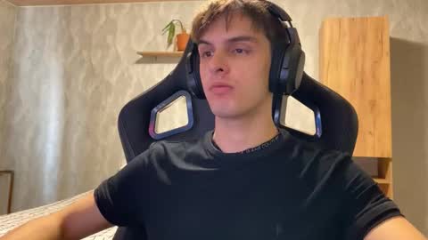 Snapshot of redbullshine chatting on 09/23/25, 01:30 redbullshine online show from 09/23/25, 01:30