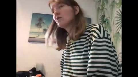 Snapshot of redfoxofficial chatting on 12/04/25, 10:35 Redfox online show from 12/04/25, 10:35