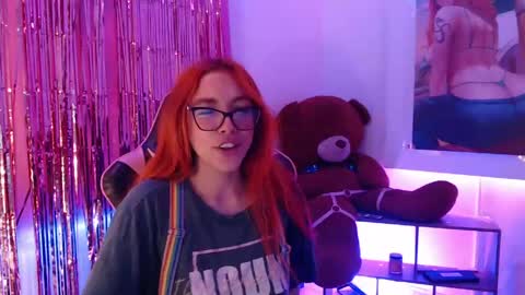 Snapshot of redgirrl_77 chatting on 04/17/26, 11:35 Mere online show from 04/17/26, 11:35