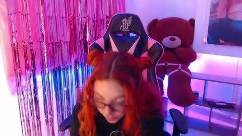 Snapshot of redgirrl_77 chatting on 04/23/26, 12:04 Mere online show from 04/23/26, 12:04