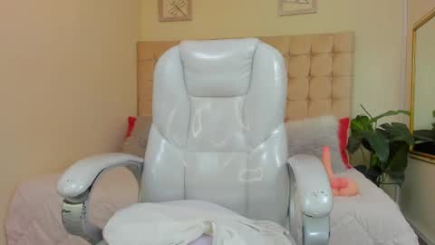 Snapshot of redhot_chilipeppers chatting on 03/04/25, 10:46 Lupe online show from 03/04/25, 10:46