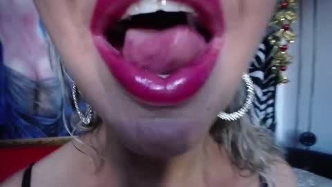 Snapshot of redroomxx chatting on 11/22/25, 04:39 MIA online show from 11/22/25, 04:39