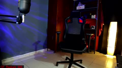 Snapshot of redrum_696 chatting on 12/18/24, 03:47 Red online show from 12/18/24, 03:47