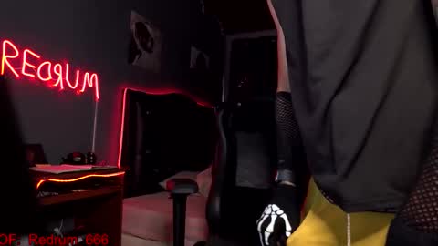 Snapshot of redrum_696 chatting on 09/26/25, 05:28 Red online show from 09/26/25, 05:28