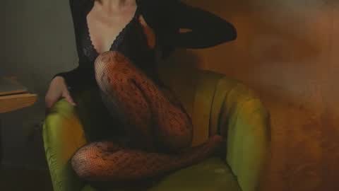 Snapshot of redsparrow__ chatting on 10/04/25, 07:01 Red online show from 10/04/25, 07:01