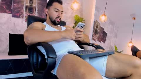 Snapshot of regan_pearson chatting on 12/02/25, 01:11 Regan online show from 12/02/25, 01:11