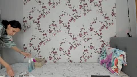 Snapshot of reginamoon12 chatting on 02/10/25, 01:44 Alisa online show from 02/10/25, 01:44