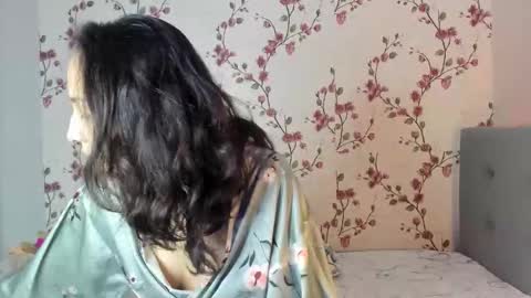 Snapshot of reginamoon12 chatting on 12/18/25, 09:15 Alisa online show from 12/18/25, 09:15