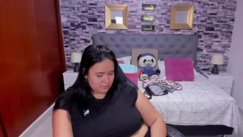 Snapshot of reina_loren chatting on 05/23/26, 05:01 reina_loren online show from 05/23/26, 05:01