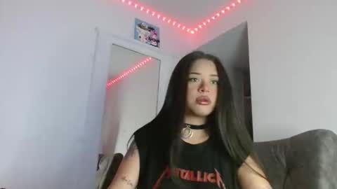 reina_reina online show from 10/17/25, 11:29