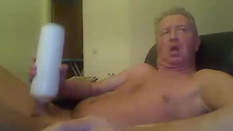 Snapshot of reini7211 chatting on 10/16/25, 12:22 reini7211 online show from 10/16/25, 12:22