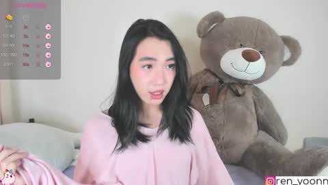 Snapshot of ren_yoonn chatting on 10/19/25, 08:59 Ren online show from 10/19/25, 08:59