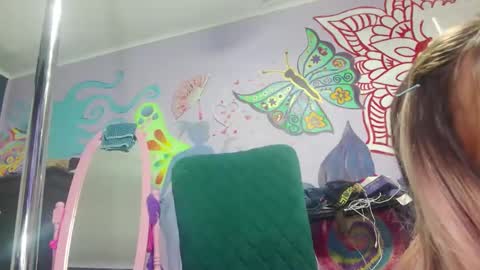 Snapshot of rene_heartz99 chatting on 10/19/25, 11:33 Naughty closet slut here to suck all your friends off online show from 10/19/25, 11:33