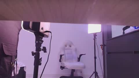 Snapshot of reven_lilith chatting on 12/21/25, 03:02 REVEN online show from 12/21/25, 03:02