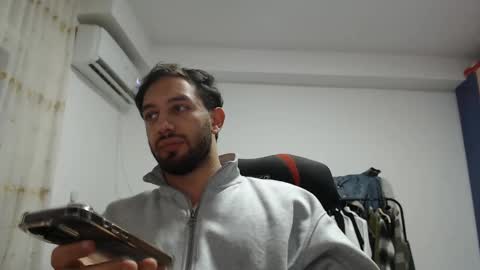 Snapshot of revivedunknown chatting on 01/04/25, 04:33 Chris online show from 01/04/25, 04:33