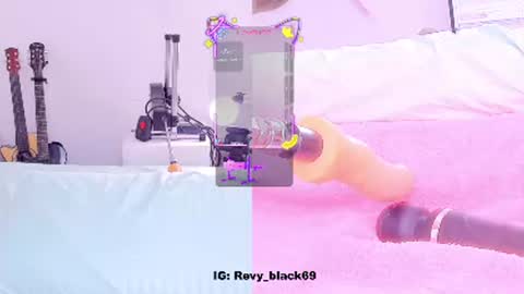 Snapshot of revy_black69 chatting on 10/21/25, 09:43 Rebecca y sarih online show from 10/21/25, 09:43