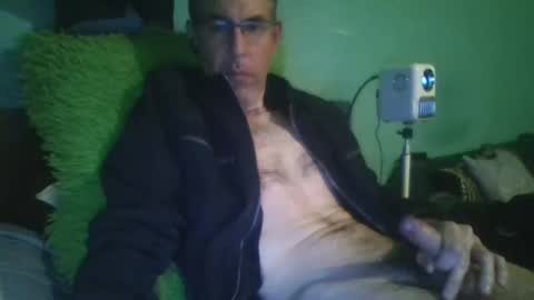 reyes_albert2006 online show from 12/21/25, 12:45