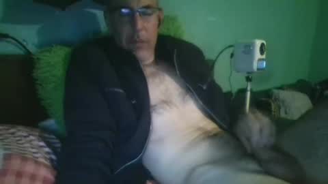 Snapshot of reyes_albert2006 chatting on 04/19/26, 06:10 reyes_albert2006 online show from 04/19/26, 06:10
