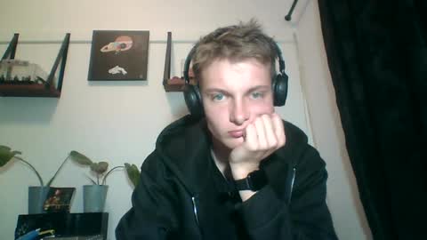 Snapshot of reynhardt chatting on 06/27/26, 11:10 reynhardt online show from 06/27/26, 11:10