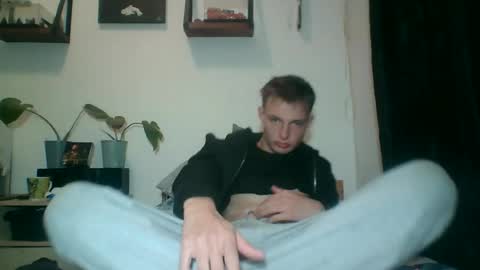 Snapshot of reynhardt chatting on 06/29/26, 10:10 reynhardt online show from 06/29/26, 10:10