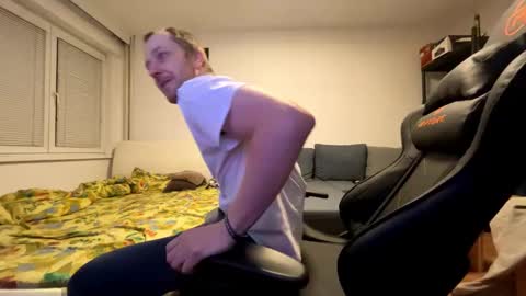 Snapshot of ricciardio chatting on 11/04/25, 04:39 ricciardio online show from 11/04/25, 04:39