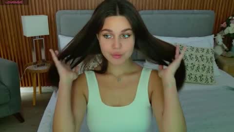 Rihanna online show from 09/17/25, 05:14