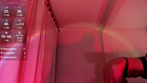 Snapshot of riley_skye_ chatting on 01/31/25, 08:32 RAILEY online show from 01/31/25, 08:32