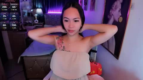 Snapshot of rileymillerx chatting on 10/13/25, 12:54 Riley online show from 10/13/25, 12:54