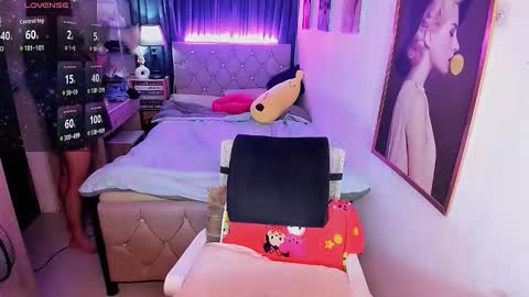 Snapshot of rileymillerx chatting on 10/14/25, 12:00 Riley online show from 10/14/25, 12:00